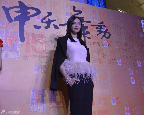 姚晨婚后首次公開亮相 巧遮小腹