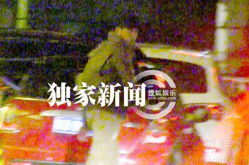 陳坤夜晚酒店會(huì)友 散場(chǎng)小跑回座