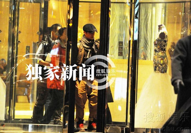 陳坤夜晚酒店會(huì)友 散場(chǎng)小跑回座