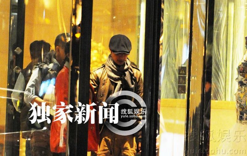 陳坤夜晚酒店會友 散場小跑回座