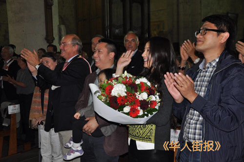 趙薇依偎老公黃有龍?zhí)鹈壅掌毓?小四月撒嬌賣(mài)萌