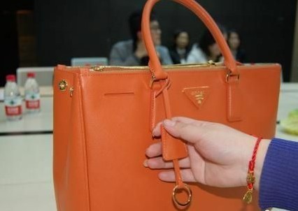 重慶高檔商場星光68時代廣場被指售假Prada包