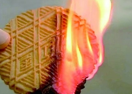 香酥餅干當早餐含油量達24% 打火機一點就著