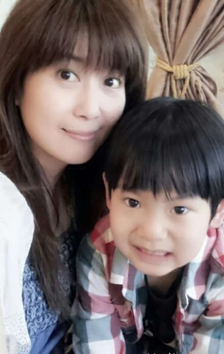 孟庭葦和小寶弟合照。