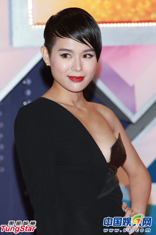 第45屆TVB臺(tái)慶紅毯群星璀璨 米雪中國(guó)風(fēng)秀香肩完勝眾露背女星