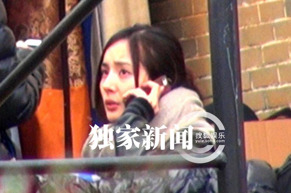 楊冪探班劉愷威 片場(chǎng)擁抱熱吻