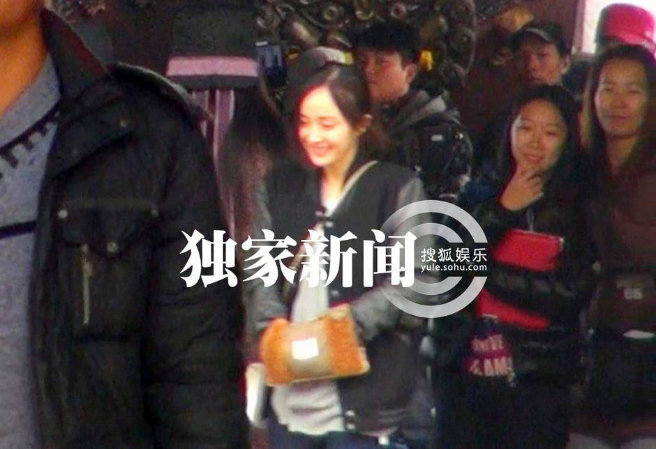 楊冪探班劉愷威 片場(chǎng)擁抱熱吻