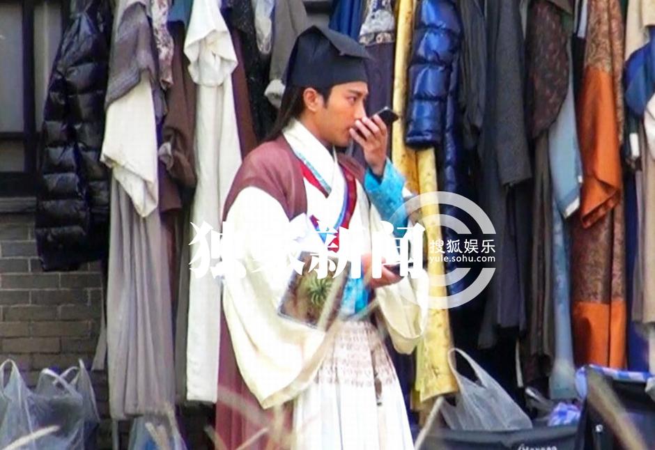 楊冪探班劉愷威 片場(chǎng)擁抱熱吻