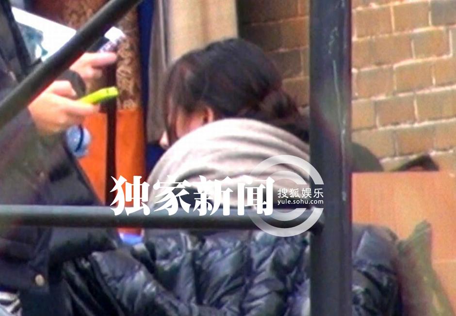 楊冪探班劉愷威 片場擁抱熱吻