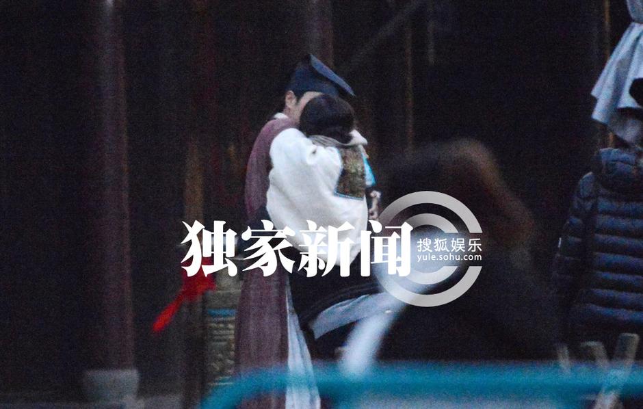 楊冪探班劉愷威 片場(chǎng)擁抱熱吻