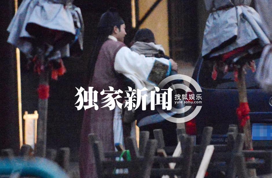 楊冪探班劉愷威 片場(chǎng)擁抱熱吻