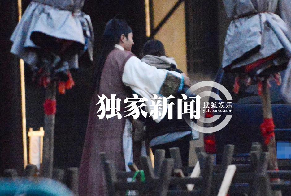 楊冪探班劉愷威 片場(chǎng)擁抱熱吻