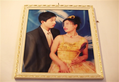 閔擁軍的結(jié)婚照。