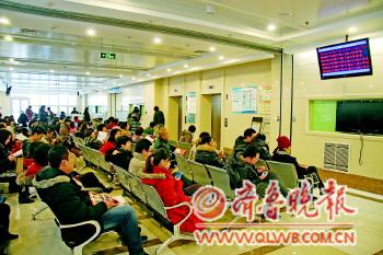 18日上午,在青島婦兒醫(yī)院產(chǎn)科門診候診的孕婦及家人。本報(bào)記者董海蕊攝