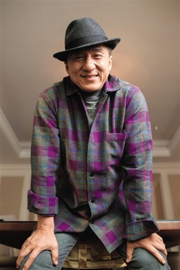 成龍否認被警方調查改稱槍和手榴彈是保鏢的