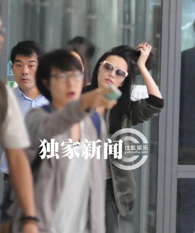 姚晨現(xiàn)身機(jī)場顯疲態(tài)