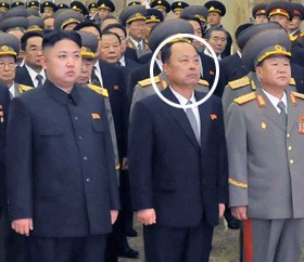 12月17日在朝鮮平壤錦繡山太陽宮舉行的金正日逝世一周年悼念活動中，被推測為朝鮮第二自然科學(xué)院院長崔春植的人（右二圓圈內(nèi)）站在國防委員會第一委員長金正恩旁邊。
