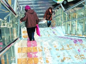 過街天橋鋪彩磚 下雪天青島市民頻摔跤不敢走