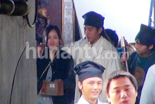 楊冪探班劉愷威 片場(chǎng)當(dāng)眾擁抱熱吻羨煞眾人