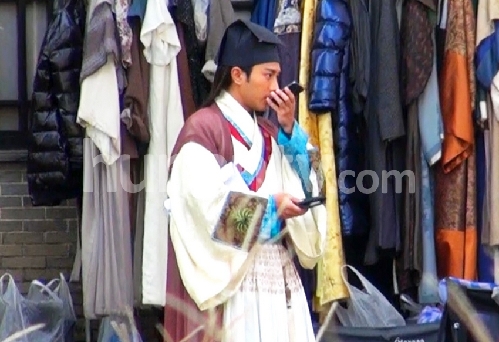 楊冪探班劉愷威 片場(chǎng)當(dāng)眾擁抱熱吻羨煞眾人