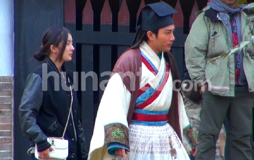 楊冪探班劉愷威 片場當眾擁抱熱吻羨煞眾人