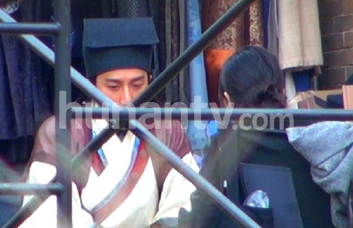 楊冪探班劉愷威 片場當眾擁抱熱吻羨煞眾人