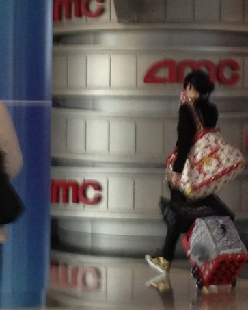 張柏芝獨(dú)自練滑冰 鼓大胸驚嚇旁人