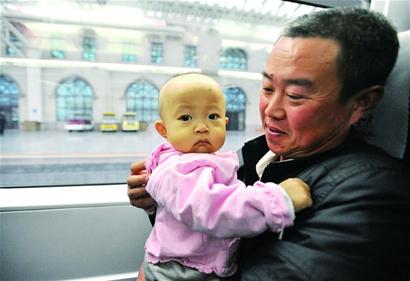 在青治療效果不明顯韓通寶和兒童福利院工作人員帶孩子去北京協(xié)和醫(yī)院治療今天上午專家會診 在青治療效果不明顯韓通寶和兒童福利院工作人員帶孩子去北京協(xié)和醫(yī)院治療今天上午專家會診