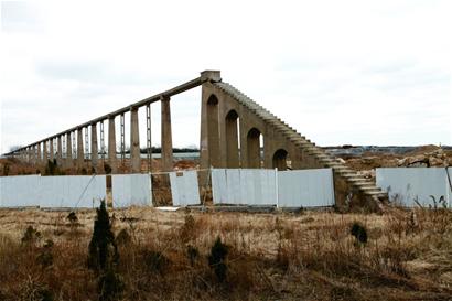 挖掘機開近引發(fā)眾人關注 當?shù)卣畬⒀埼奈?、?guī)劃、城建等部門專家進行論證