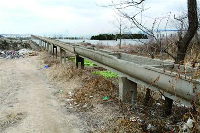 挖掘機開近引發(fā)眾人關注 當?shù)卣畬⒀埼奈铩⒁?guī)劃、城建等部門專家進行論證