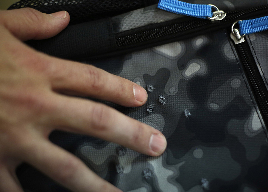 美小學(xué)屠殺案引發(fā)防彈背包熱 美小學(xué)屠殺案引發(fā)防彈背包熱