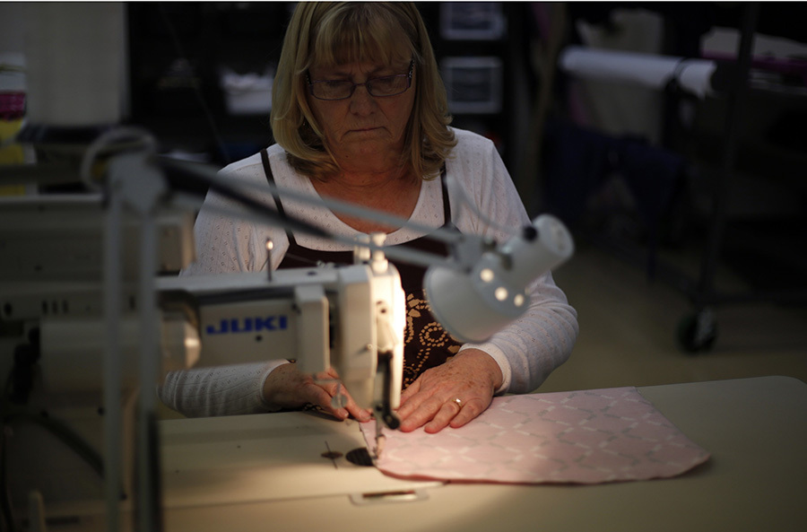 美小學(xué)屠殺案引發(fā)防彈背包熱 美小學(xué)屠殺案引發(fā)防彈背包熱