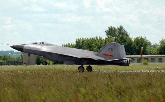 資料圖：網絡流出的中國殲-18紅鷹隱形戰(zhàn)機試飛圖。