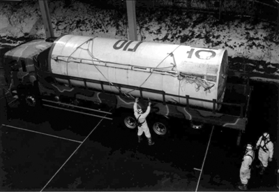 韓國(guó)23日發(fā)布的照片顯示，專家研究朝鮮火箭殘骸。