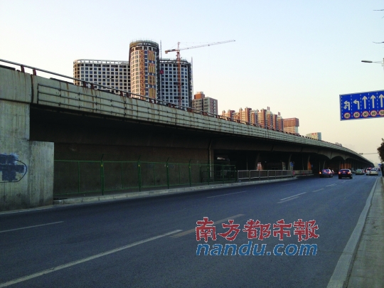 鄭州市中州大道農業(yè)路口橋下新建的鐵柵欄。