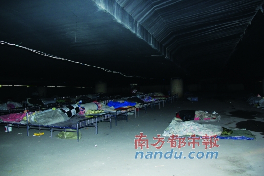 鄭州市中州大道鄭汴路口的民工安置點位于橋洞里。