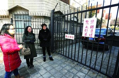 停車(chē)時(shí)，請(qǐng)給生命留條通道