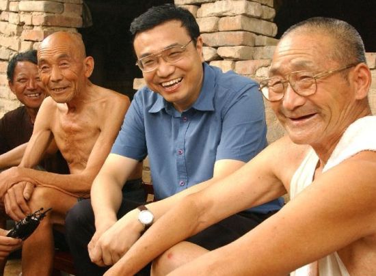 李克強(qiáng)在“棚改”過(guò)程中一再?gòu)?qiáng)調(diào)的“萬(wàn)事民為先”這句話，成為他日後主政的核心理念。新華社