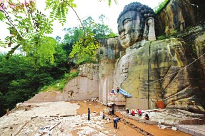 佛像雕刻現(xiàn)場。攝影 袁蓉蓀