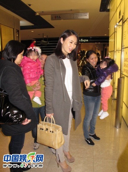 黎姿攜兩個(gè)女兒外出逛街