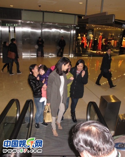 黎姿攜兩個(gè)女兒外出逛街