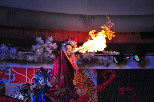 青島平安夜盛行中國風 川劇變臉引爆全場 青島平安夜盛行中國風 川劇變臉引爆全場