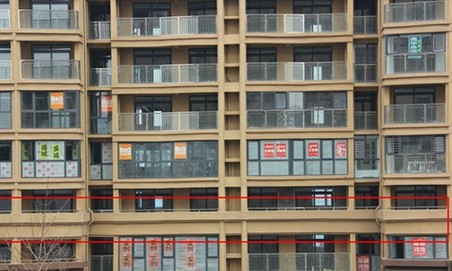 依山半島落地陽(yáng)臺(tái)半封閉 開(kāi)發(fā)商被指私改圖紙