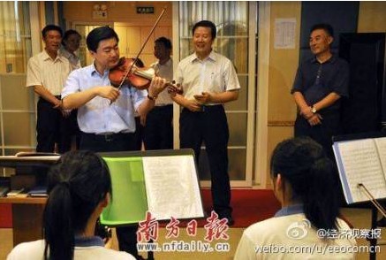 （王榮演奏小提琴，資料圖片）