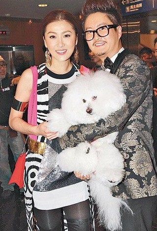 周麗淇（左）、設(shè)計師何國鉦。