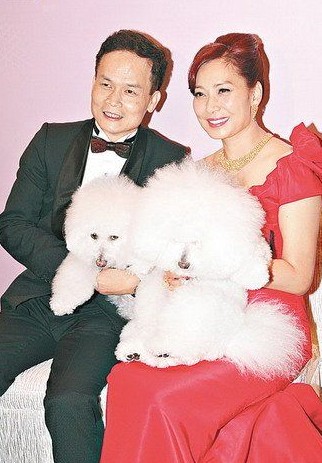 鄺美云與男友及兩只愛犬拍“全家福”。