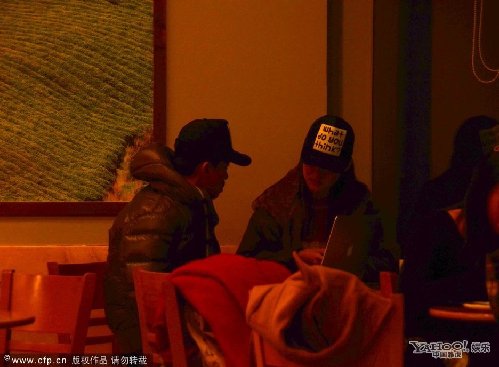 王學(xué)兵與新歡秀恩愛 躲角落悠閑上網(wǎng)熱聊