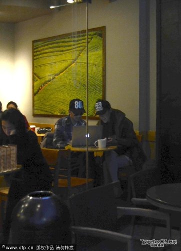 王學兵與新歡秀恩愛 躲角落悠閑上網(wǎng)熱聊