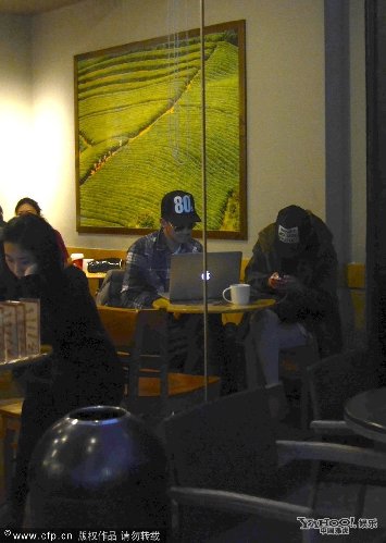 王學兵與新歡秀恩愛 躲角落悠閑上網(wǎng)熱聊