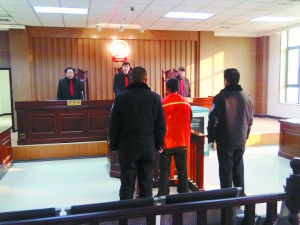 賈正武庭審現(xiàn)場。本報記者 郭玉紅 攝